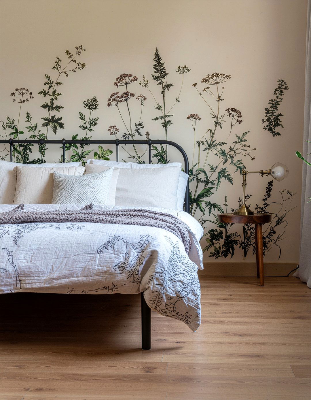 Vintage botanical wallpaper - 30 floral themed bedroom ideas