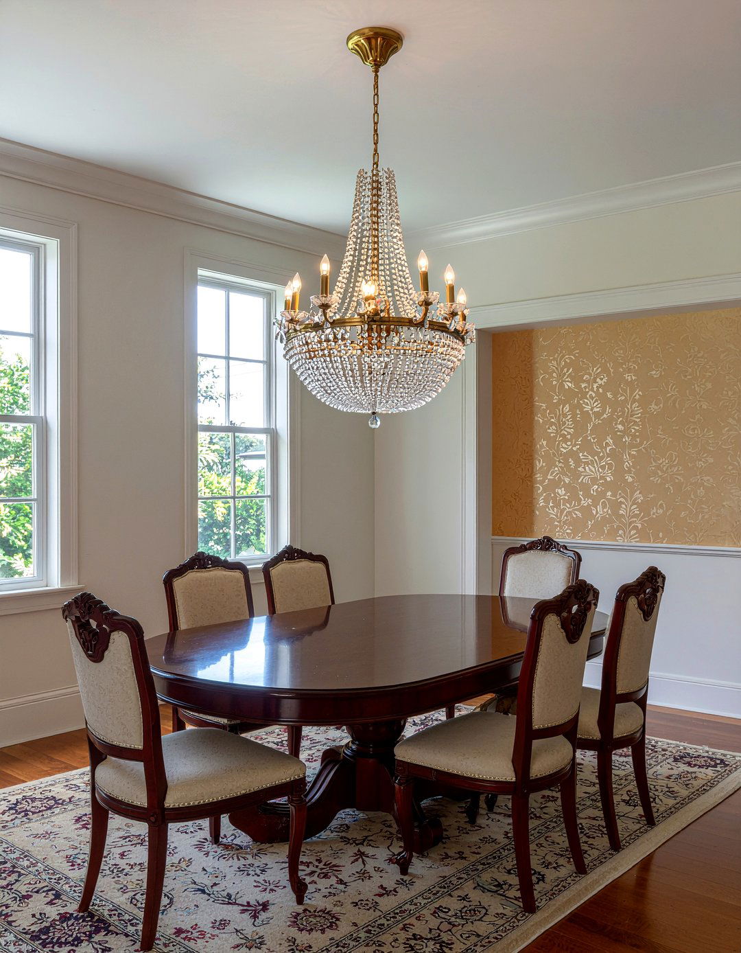 Vintage brass chandelier - 30 restored dining room ideas