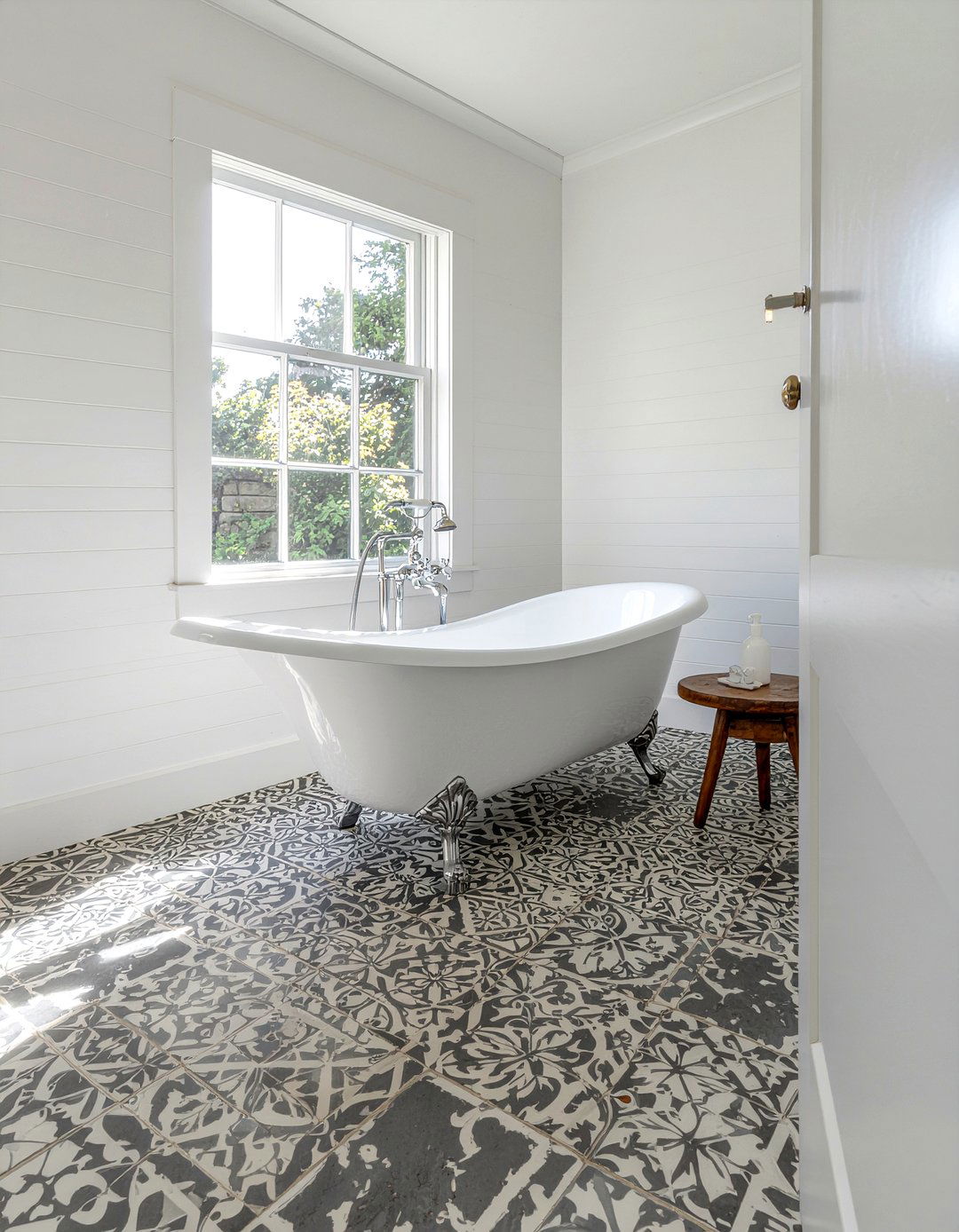 Vintage cast iron tub - 30 reclaimed material bathroom ideas