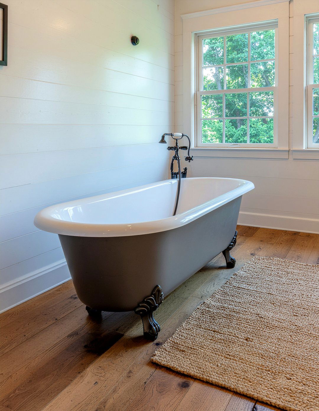 Vintage cast iron tub - 30 master bathroom tub ideas