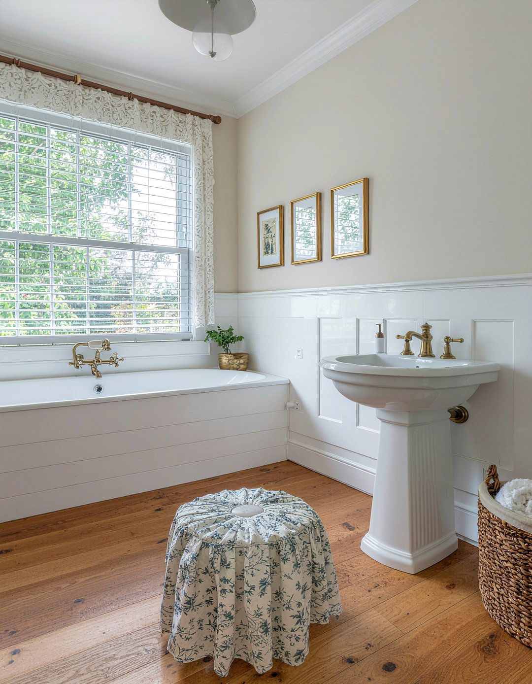 Vintage rental bathroom - 30 rental bathroom ideas