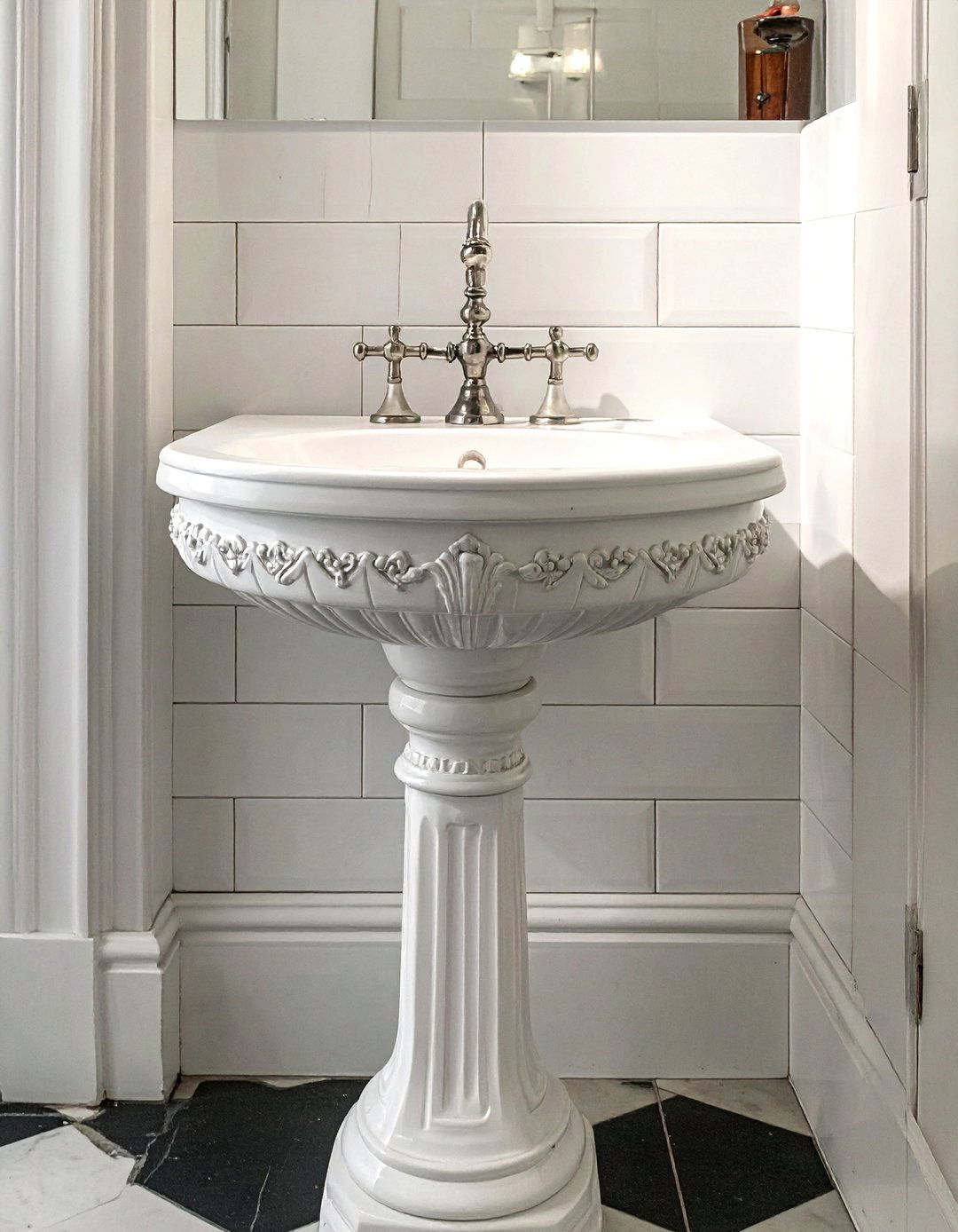 Vintage style pedestal sink - 30 favorite bathroom ideas