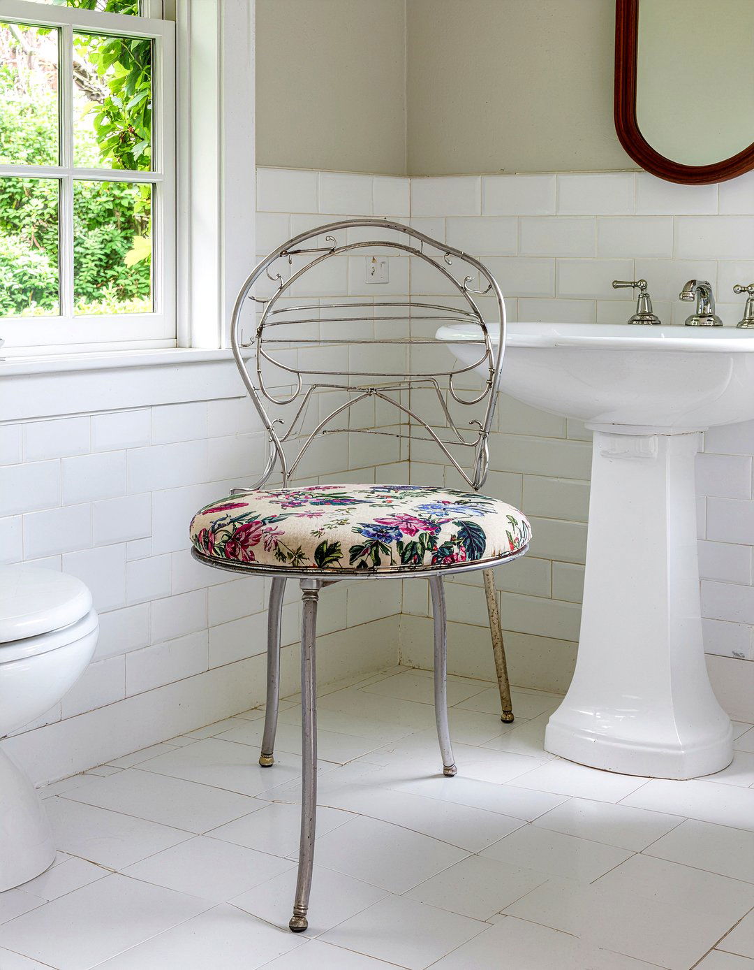 Vintage vanity chair - 30 bathroom chair ideas