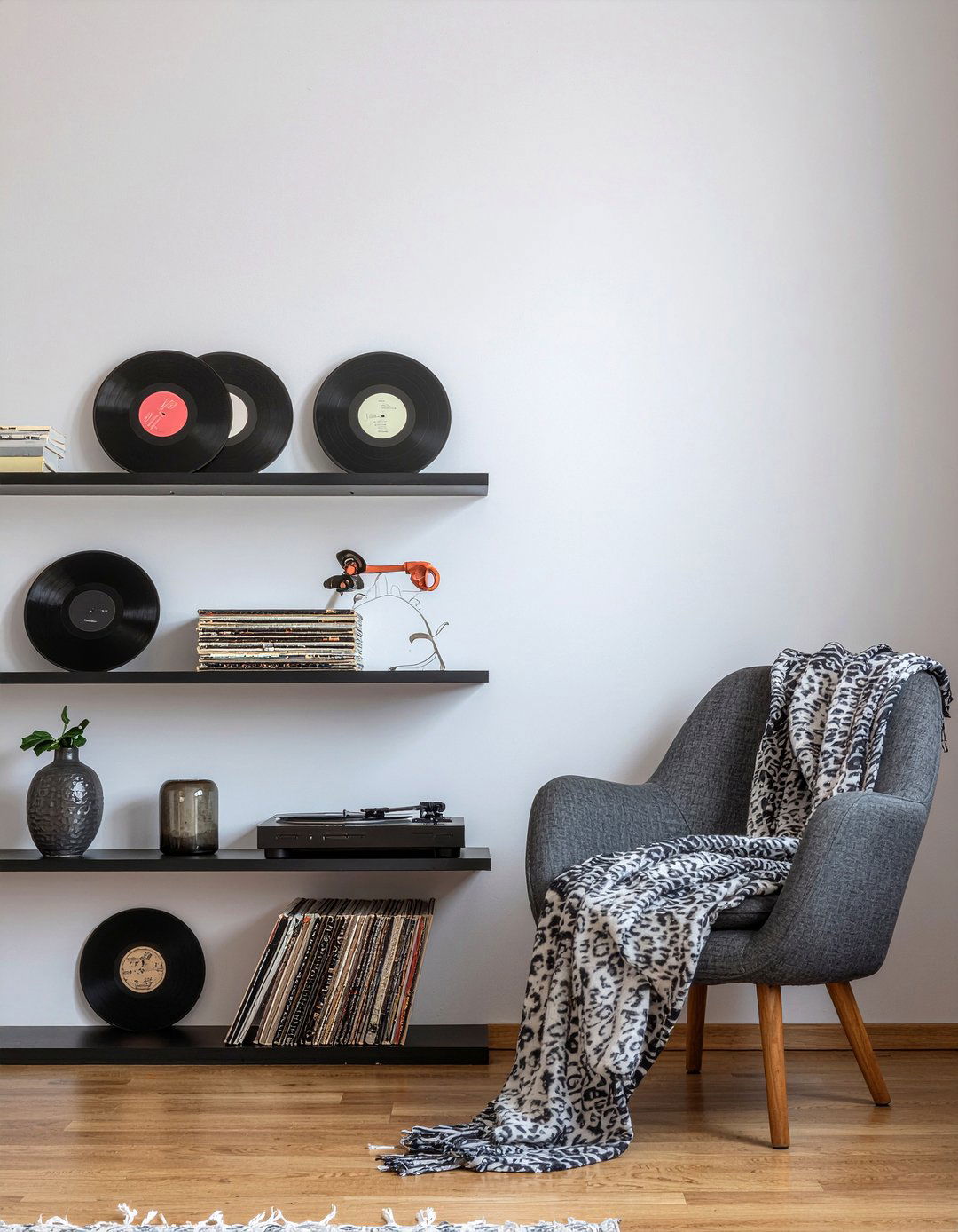 Vinyl Record Wall - 30 retro living room ideas