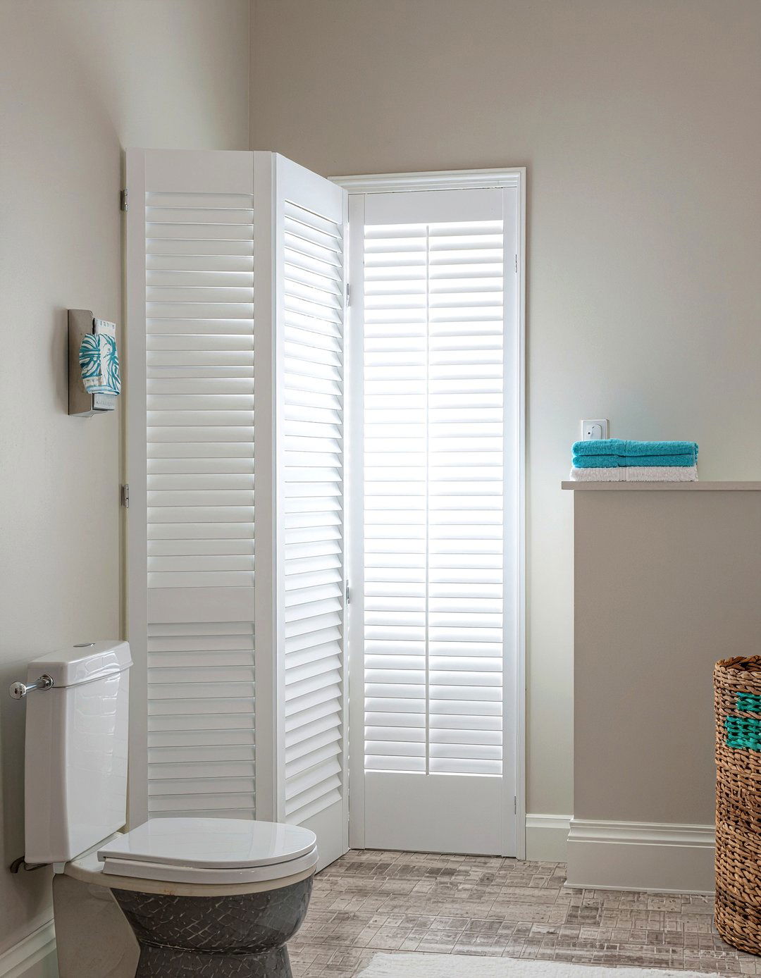 Vinyl shutters - 30 bathroom shutter ideas
