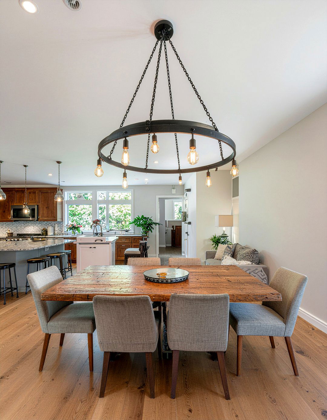 Wagon wheel chandelier dining room - 30 rustic chandelier dining room ideas