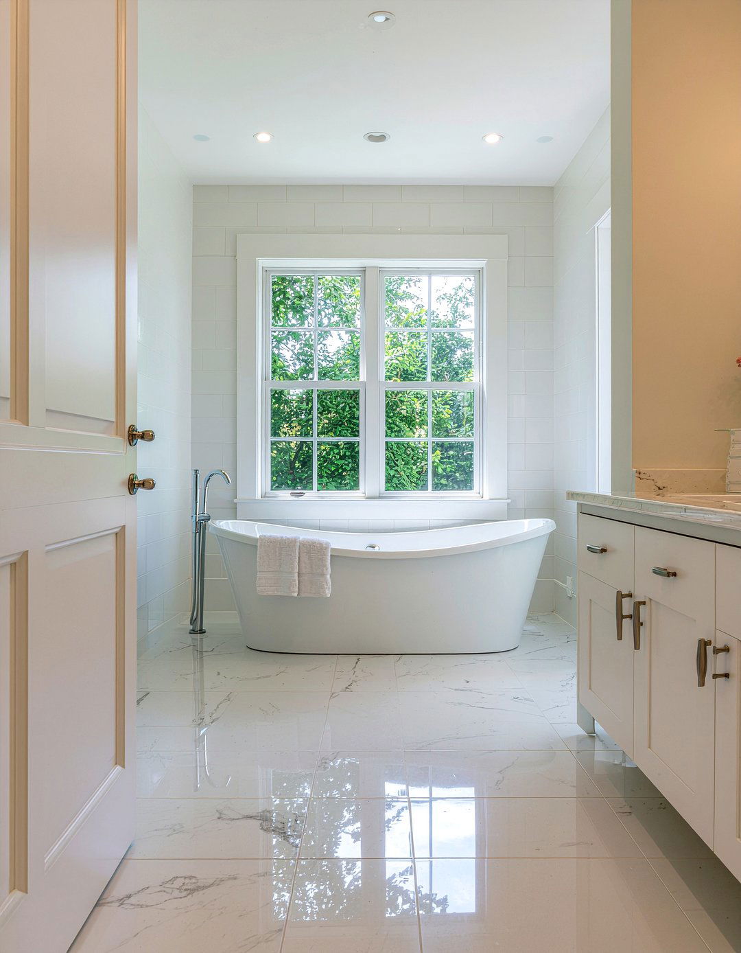Walk in bathtub - 30 master bathroom tub ideas