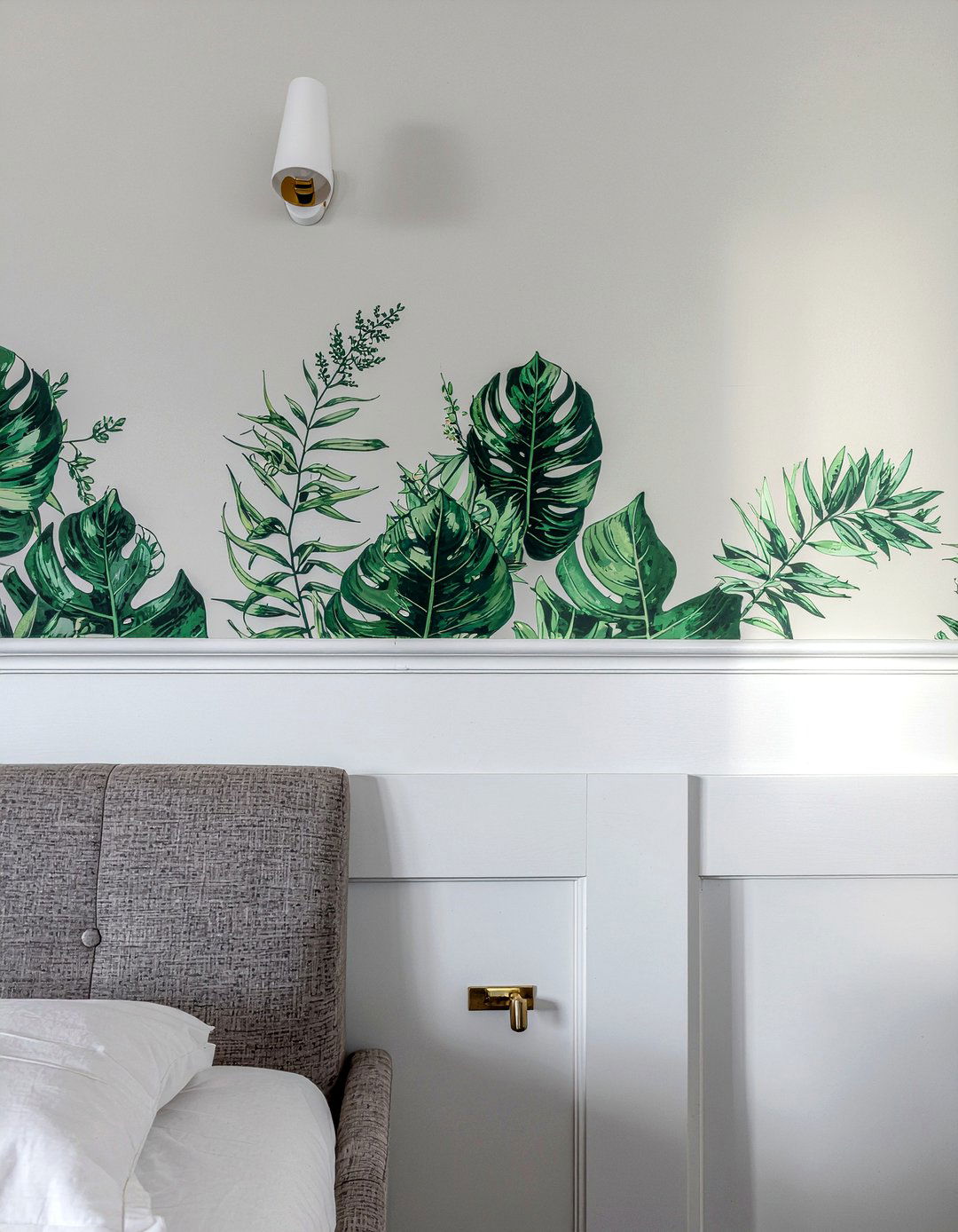 Wall molding with wallpaper - 30 bathroom layering ideas