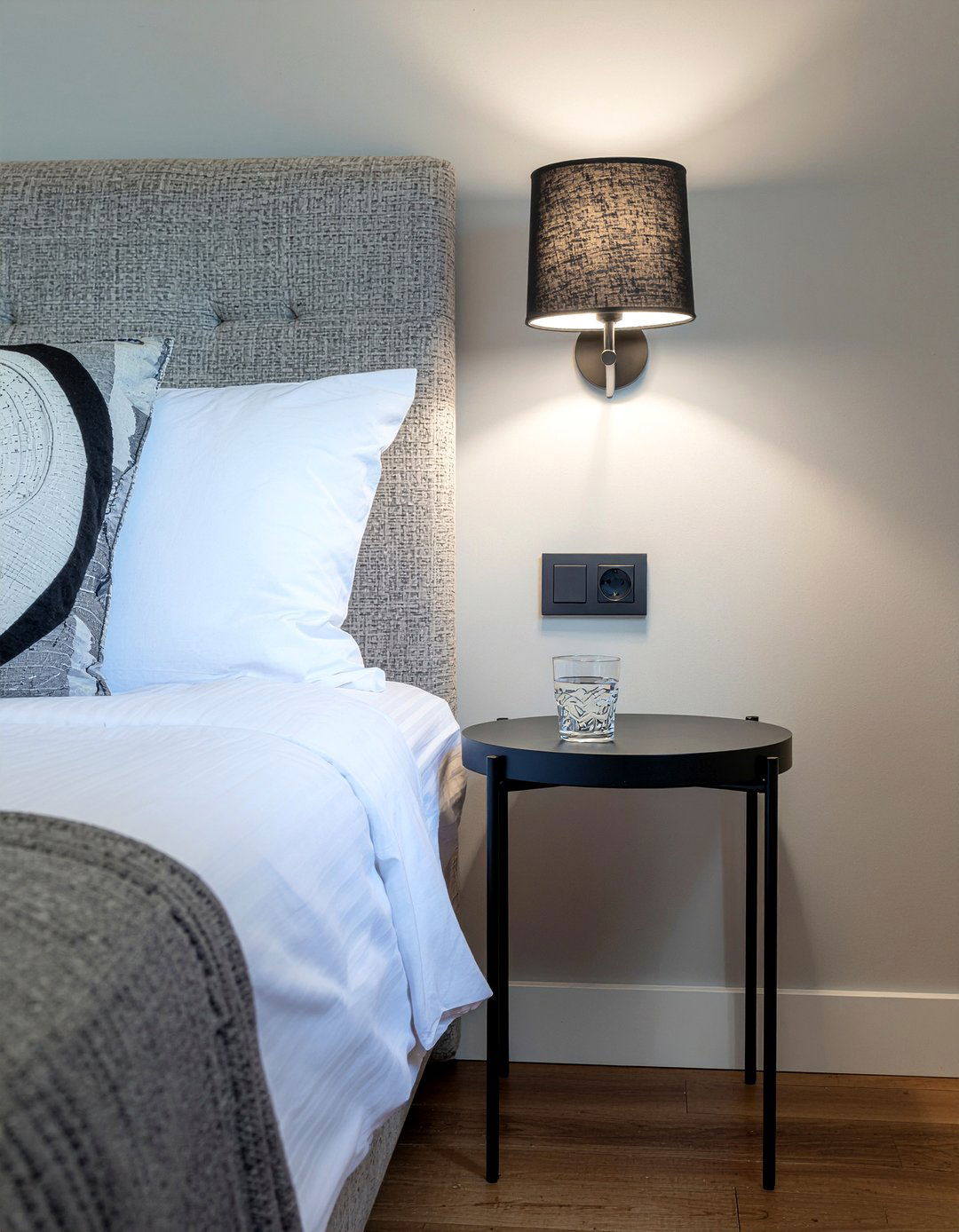 Wall mounted bedside table - 30 tiny bedroom ideas