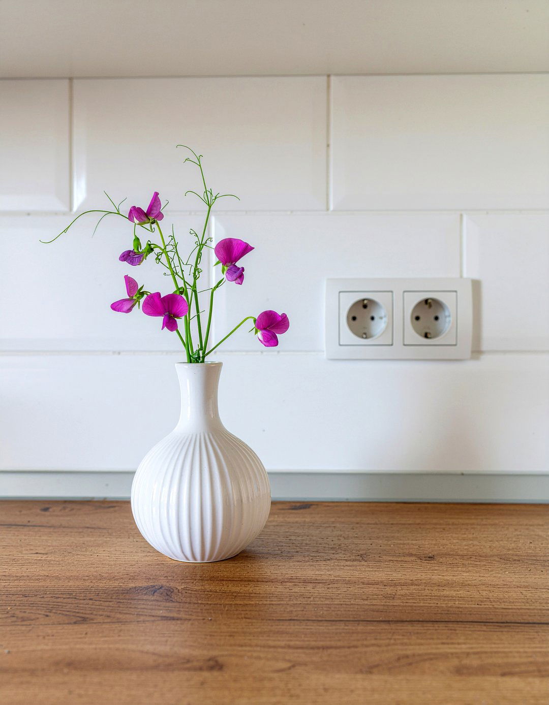 Wall mounted kitchen flower vase - 30 kitchen flower arrangement ideas