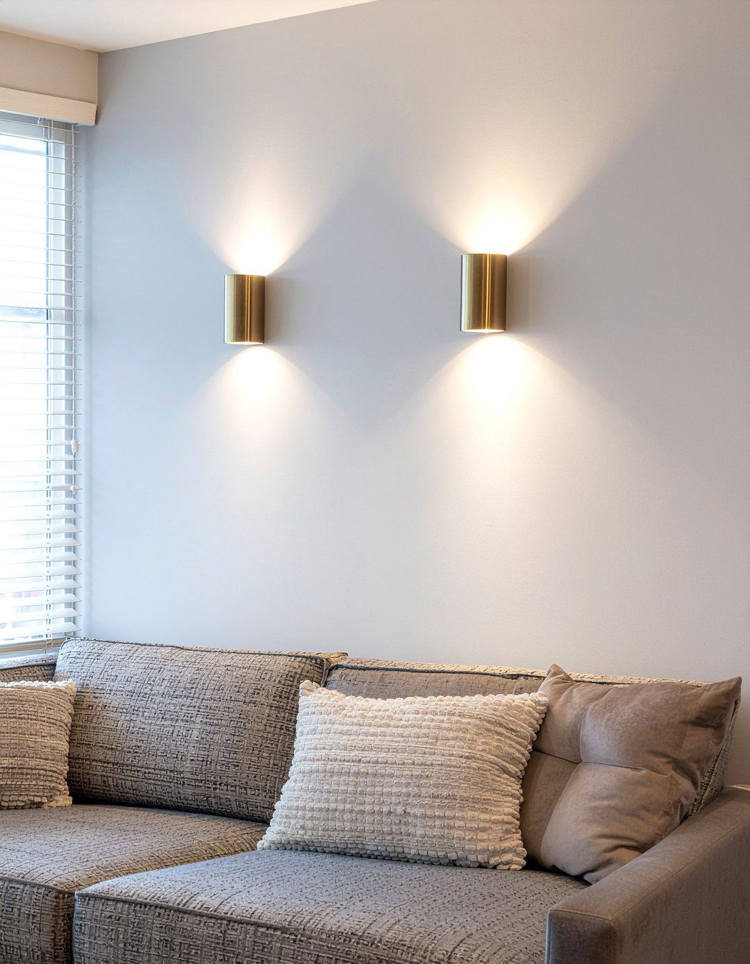 Wall sconces pointing up - 30 low ceiling living room ideas