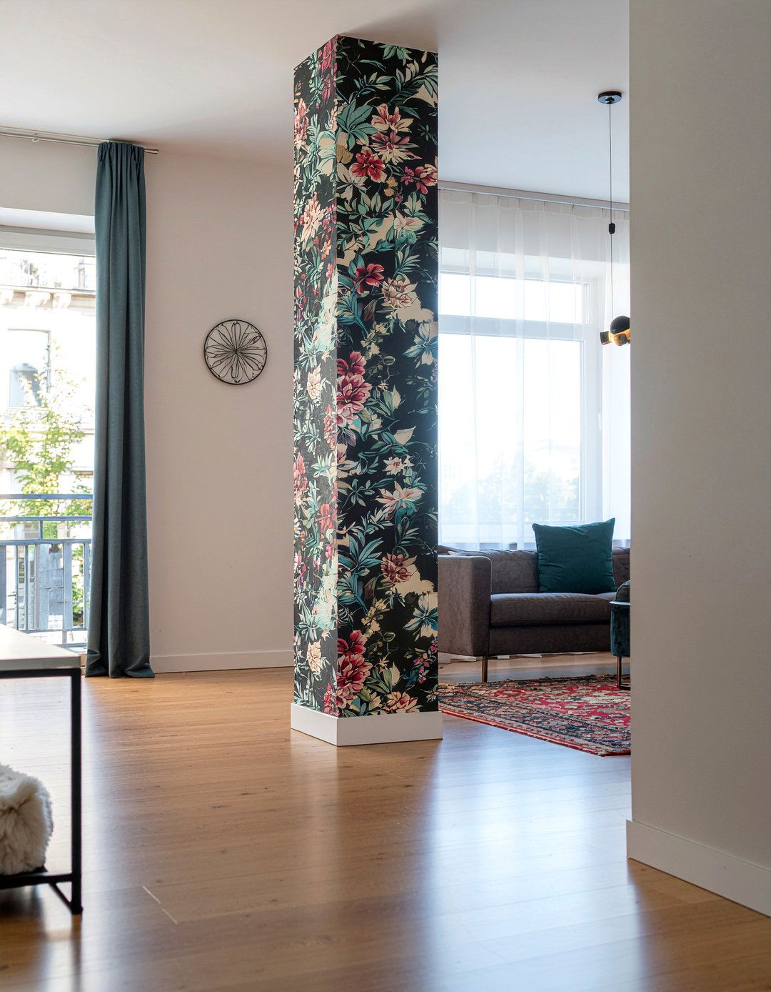 Wallpaper Column - 30 living room column ideas