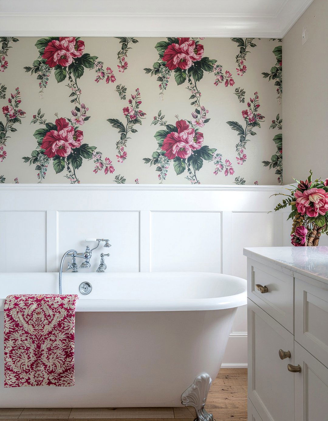 Wallpaper and wainscoting bathroom - 30 bathroom material mixing ideas