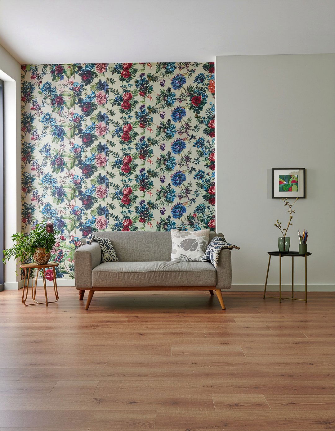 Wallpaper with patterns to hide marks - 30 kid friendly living room ideas