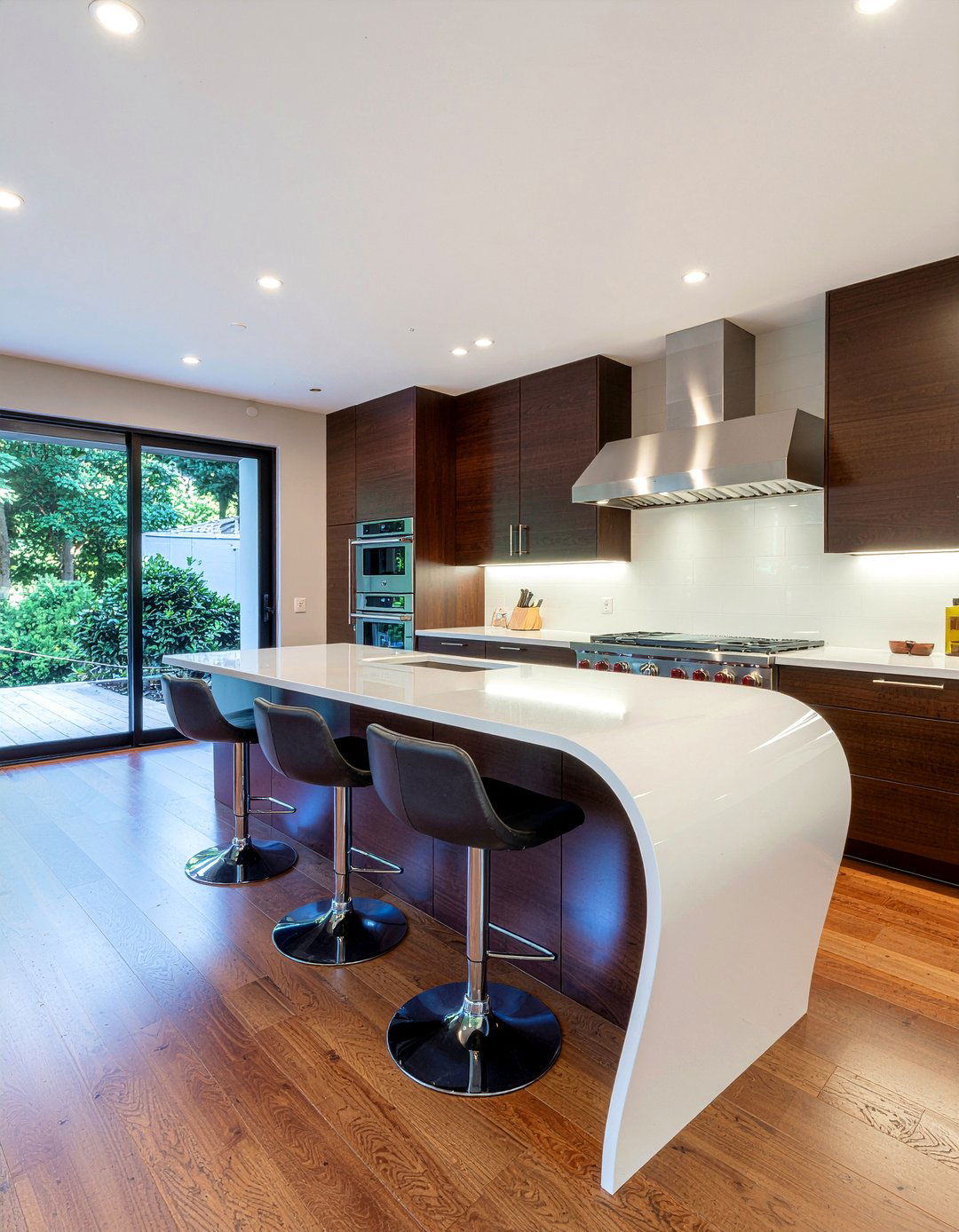 Waterfall curved island - 30 curved kitchen island ideas