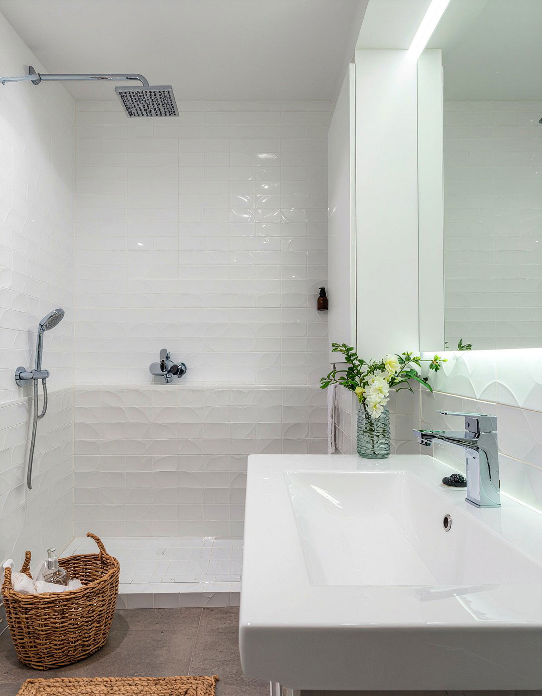 White Arabesque Shower Wall - 30 arabesque tile bathroom ideas