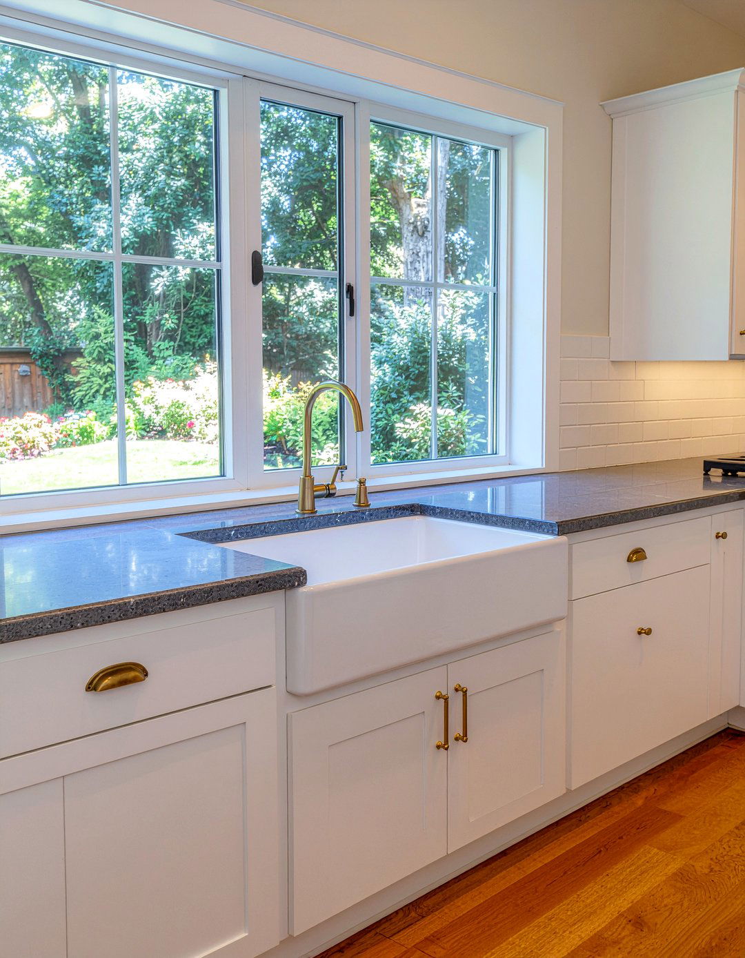 White Farmhouse Apron Sink - 30 inviting kitchen ideas