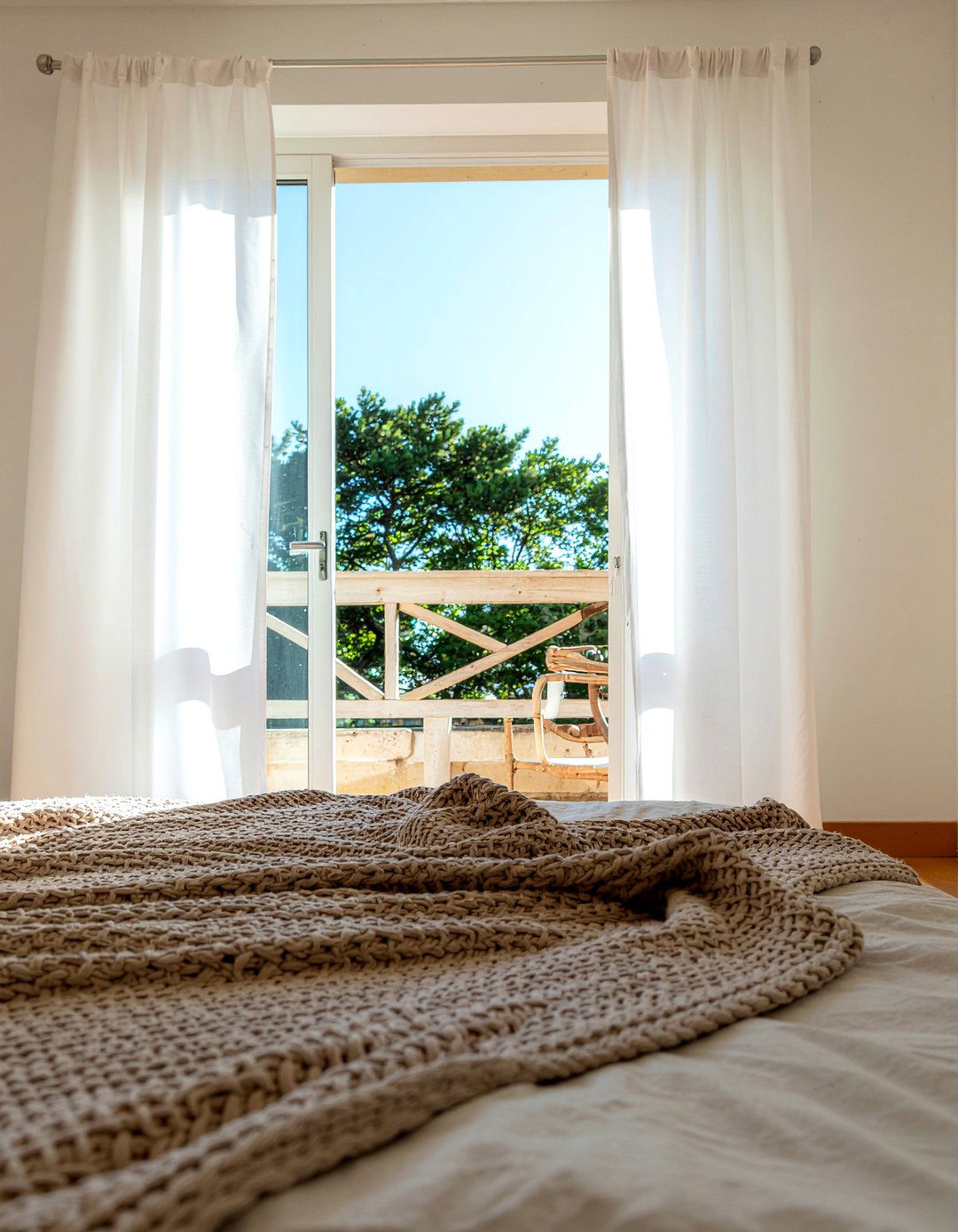 White Gauzy Curtains - 30 tropical bedroom ideas