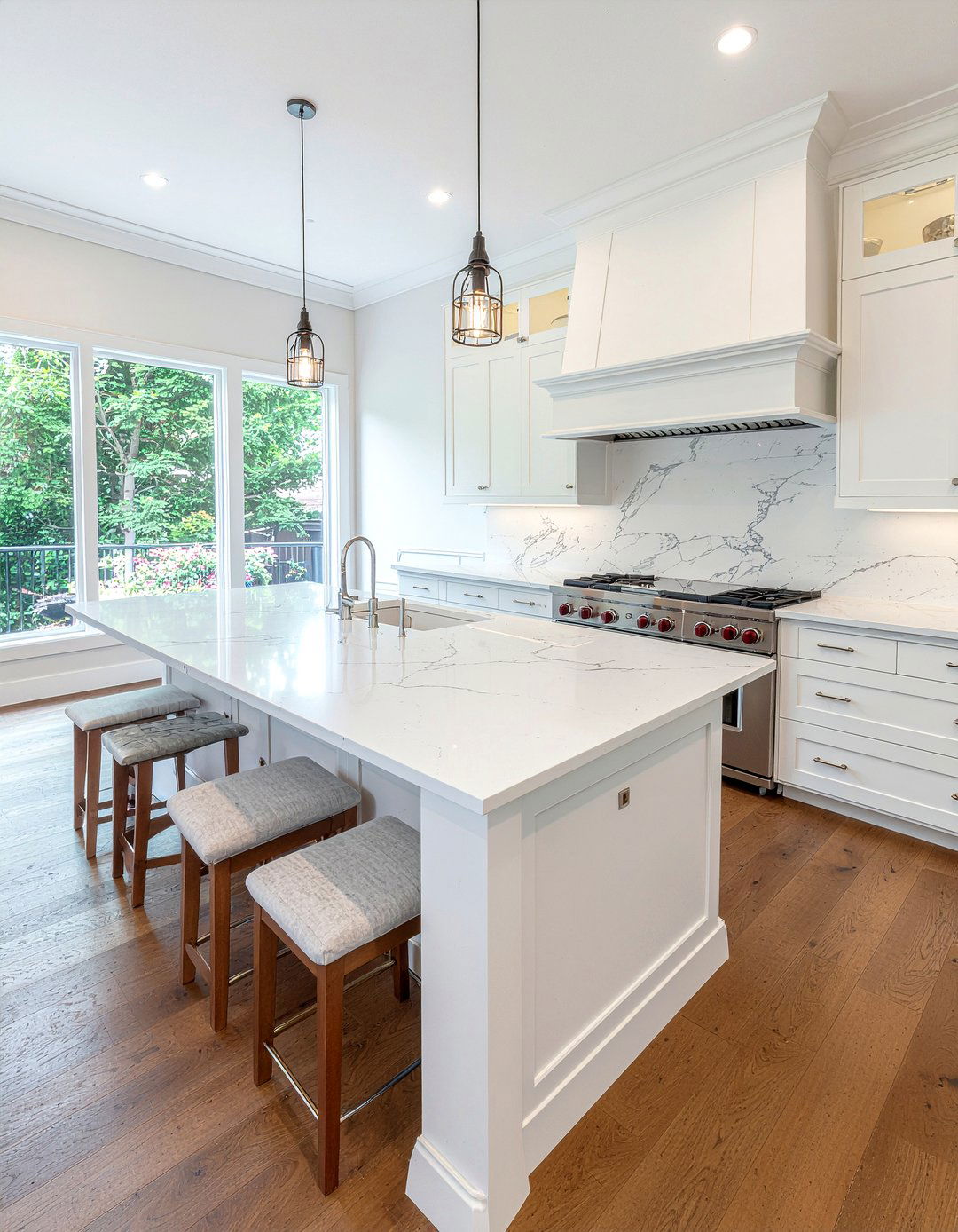 White Marble Countertop - 30 La Cornue range kitchen ideas