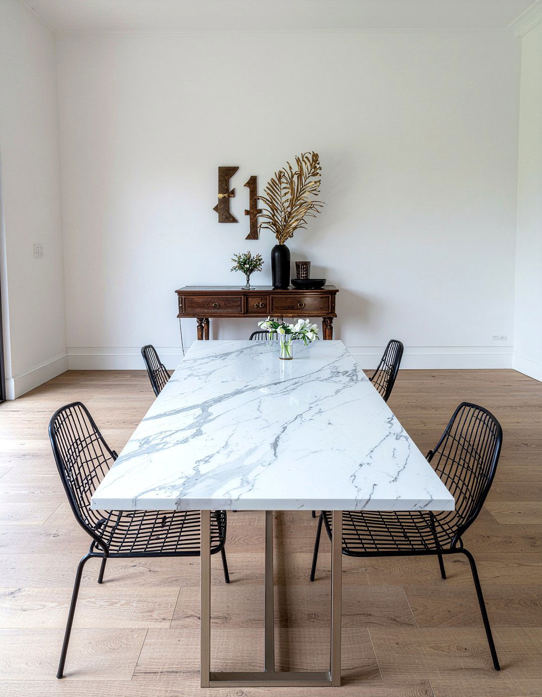 White Marble Dining Table - 30 California dining room ideas