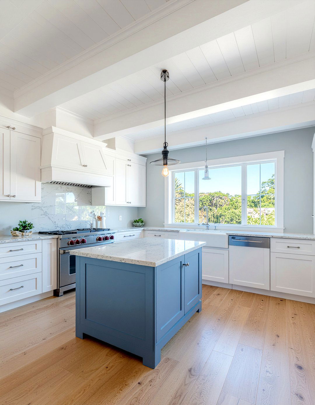 White Painted Ceiling Beams - 30 kitchen exposed beam ideas