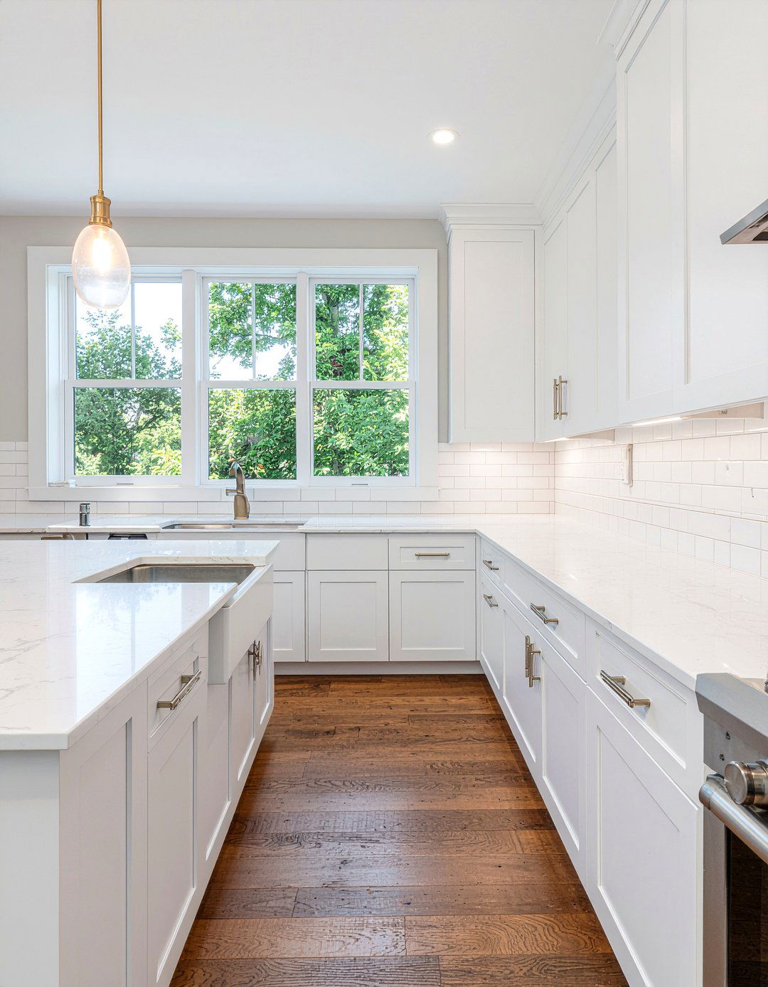 White Subway Tile Backsplash - 30 bright kitchen ideas