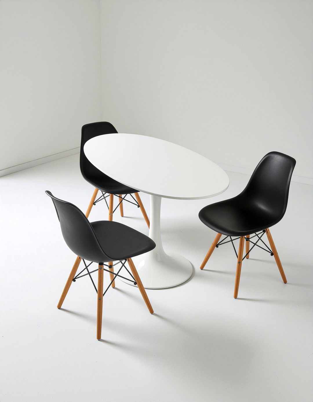 White Tulip Table - 30 black and white dining room ideas