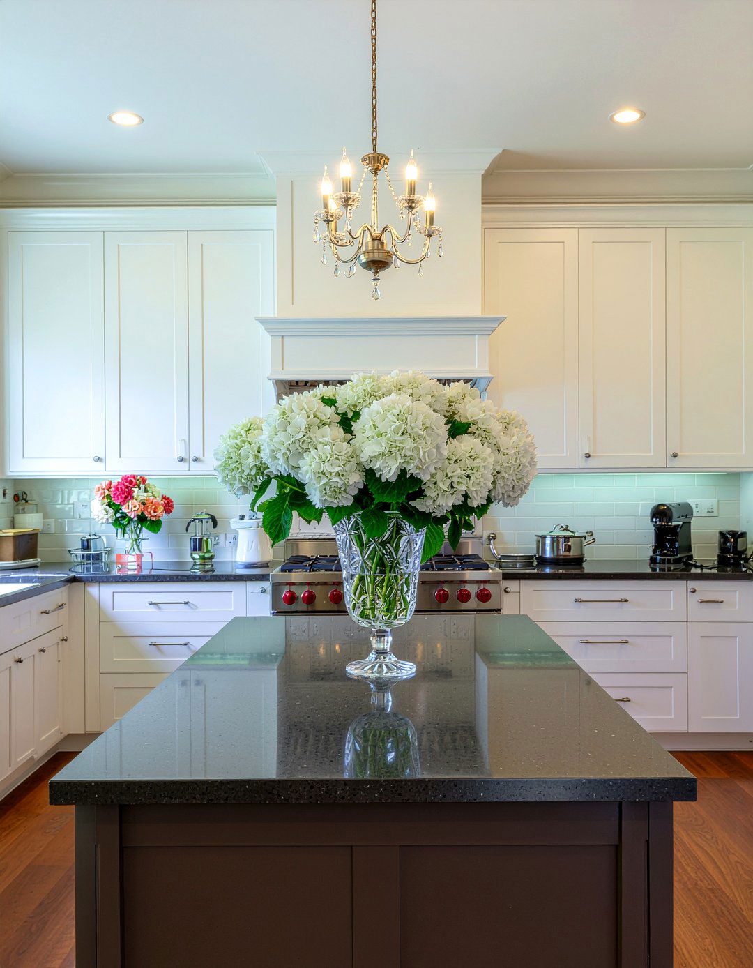 White hydrangea kitchen centerpiece - 30 kitchen flower arrangement ideas
