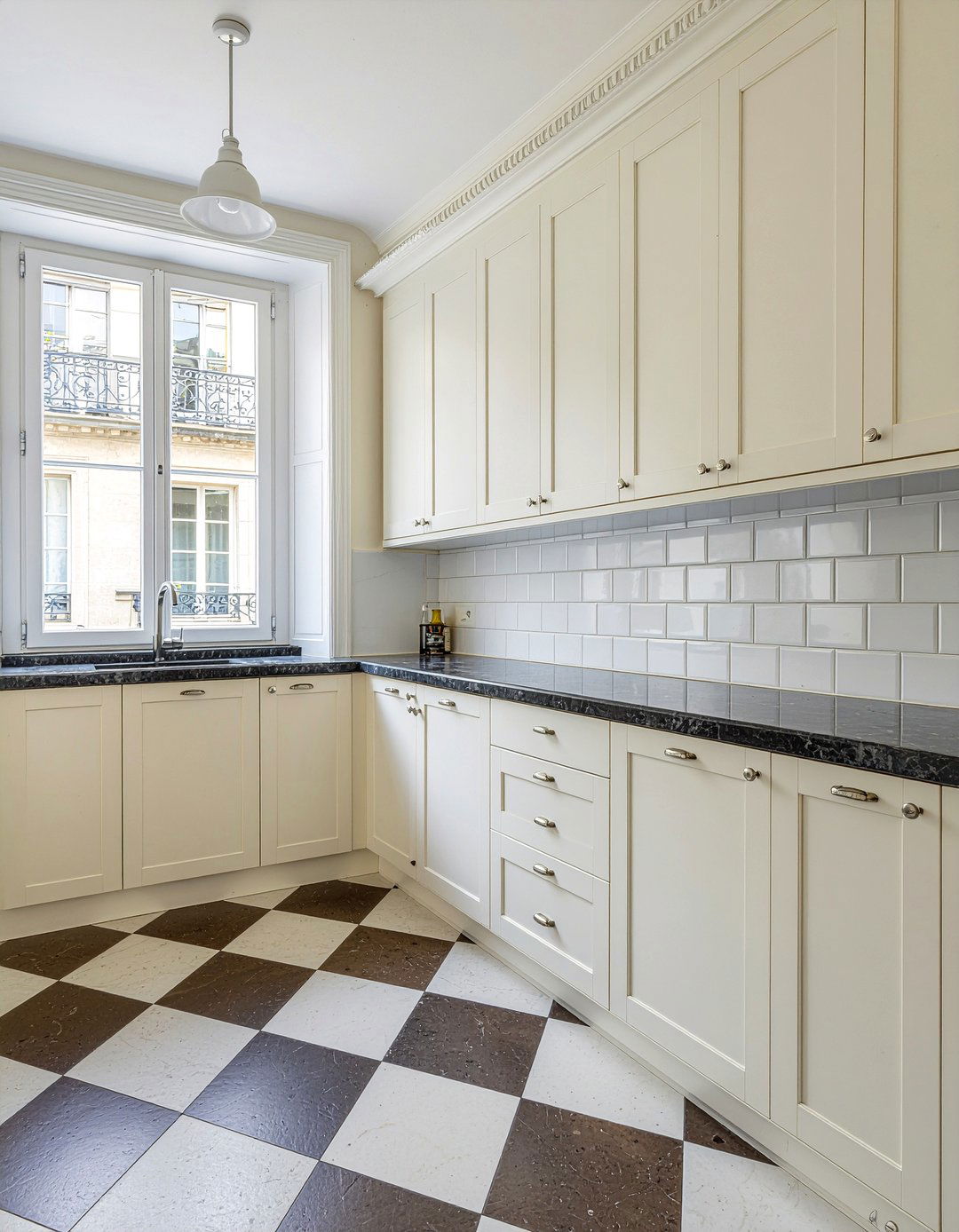 White kitchen cabinets - 30 Parisian kitchen ideas