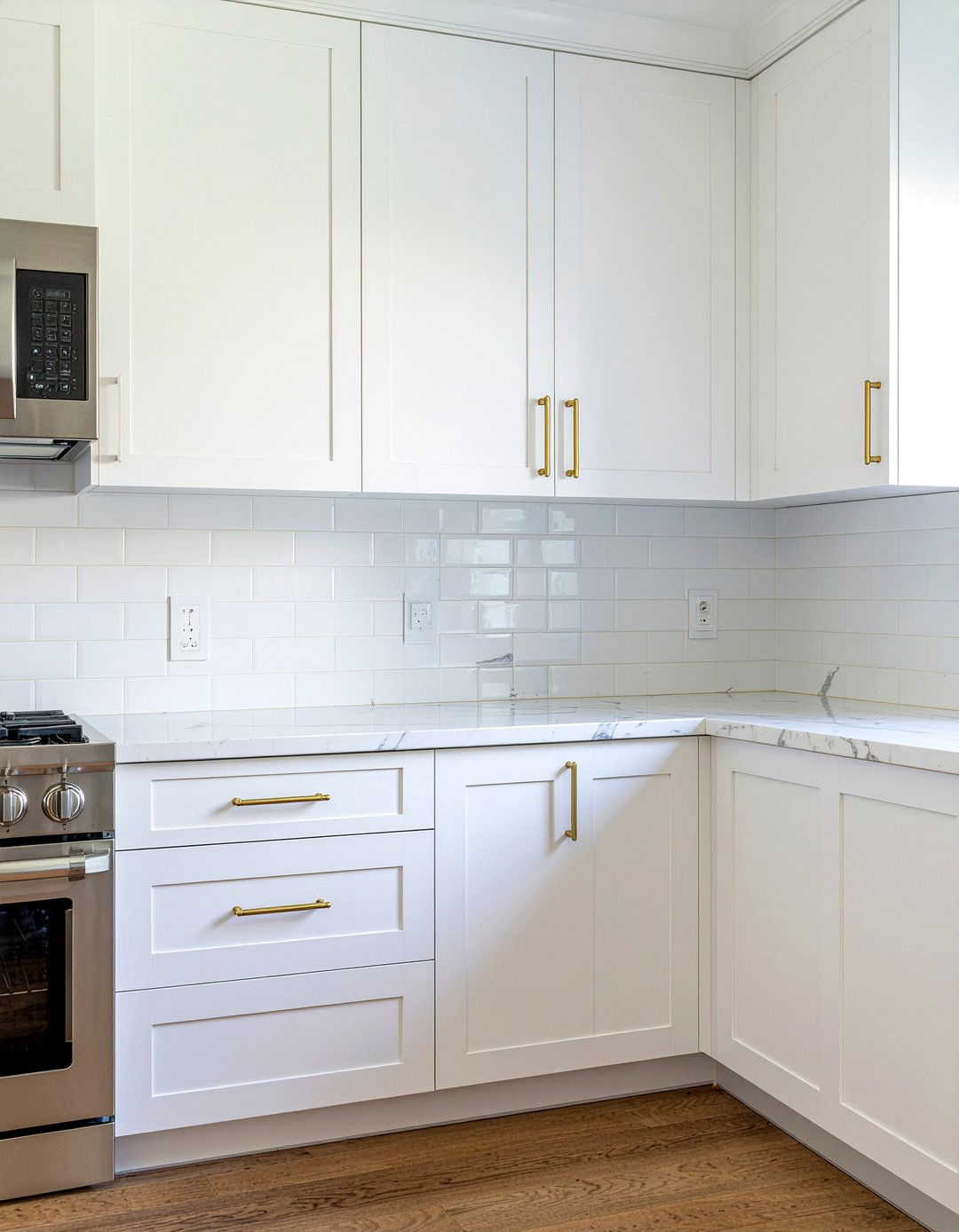 White kitchen cabinets with gold hardware - 30 beautiful kitchen ideas
