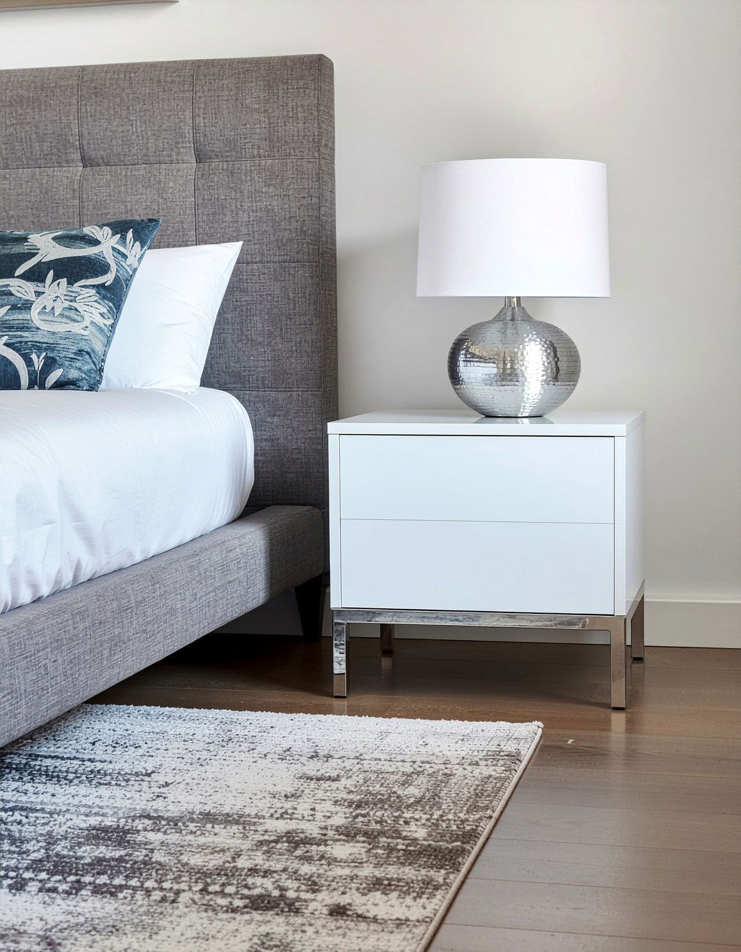 White lacquer nightstand - 30 bedroom nightstands