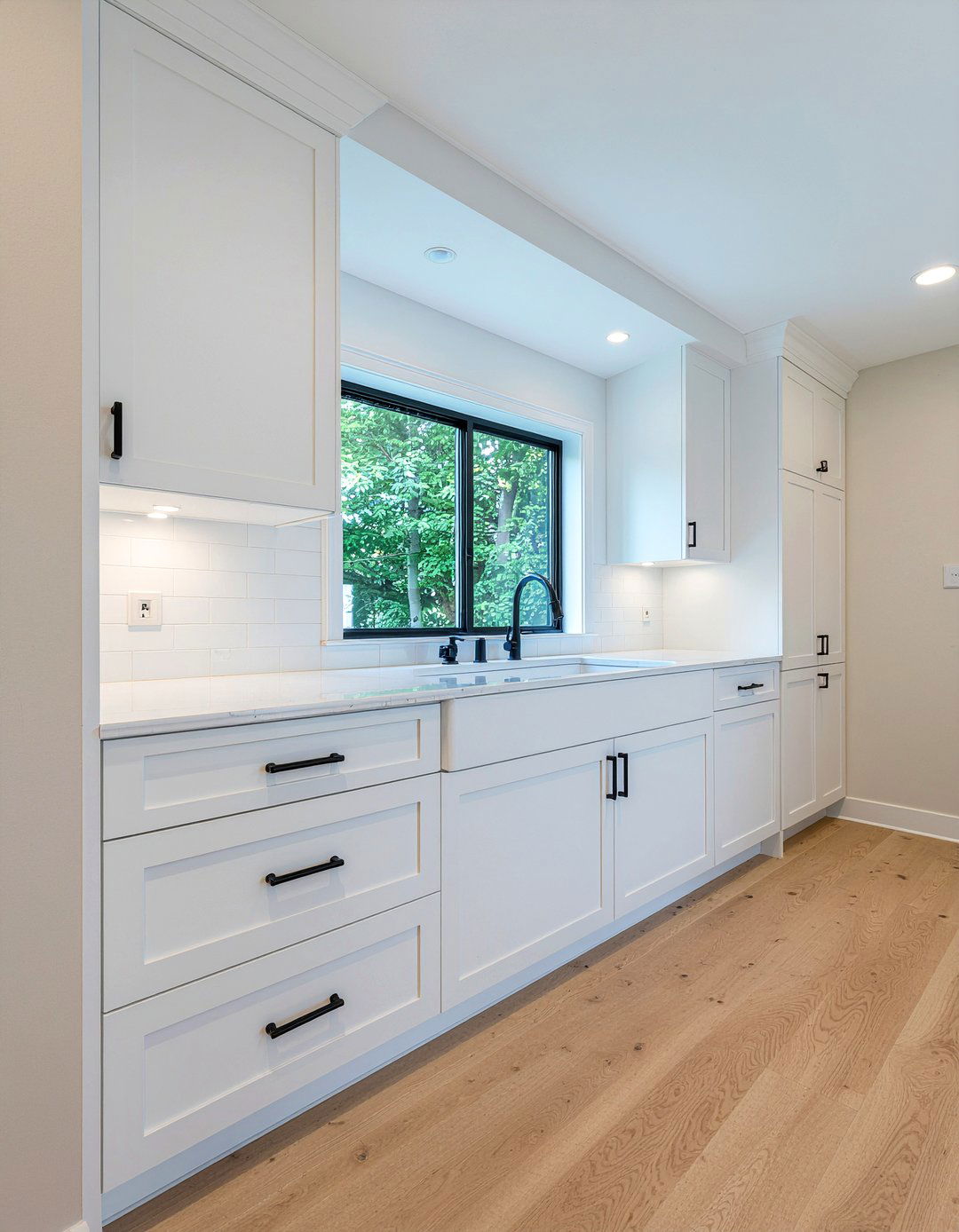 White shaker dining room cabinets - 30 dining room built-in cabinet ideas