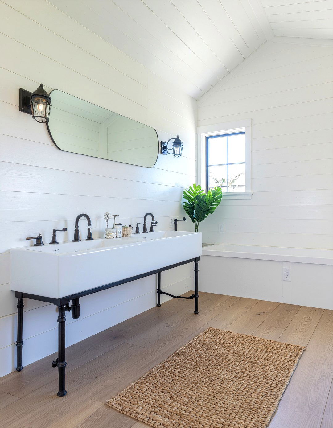 White shiplap bathroom walls - 30 bathroom textured wall ideas