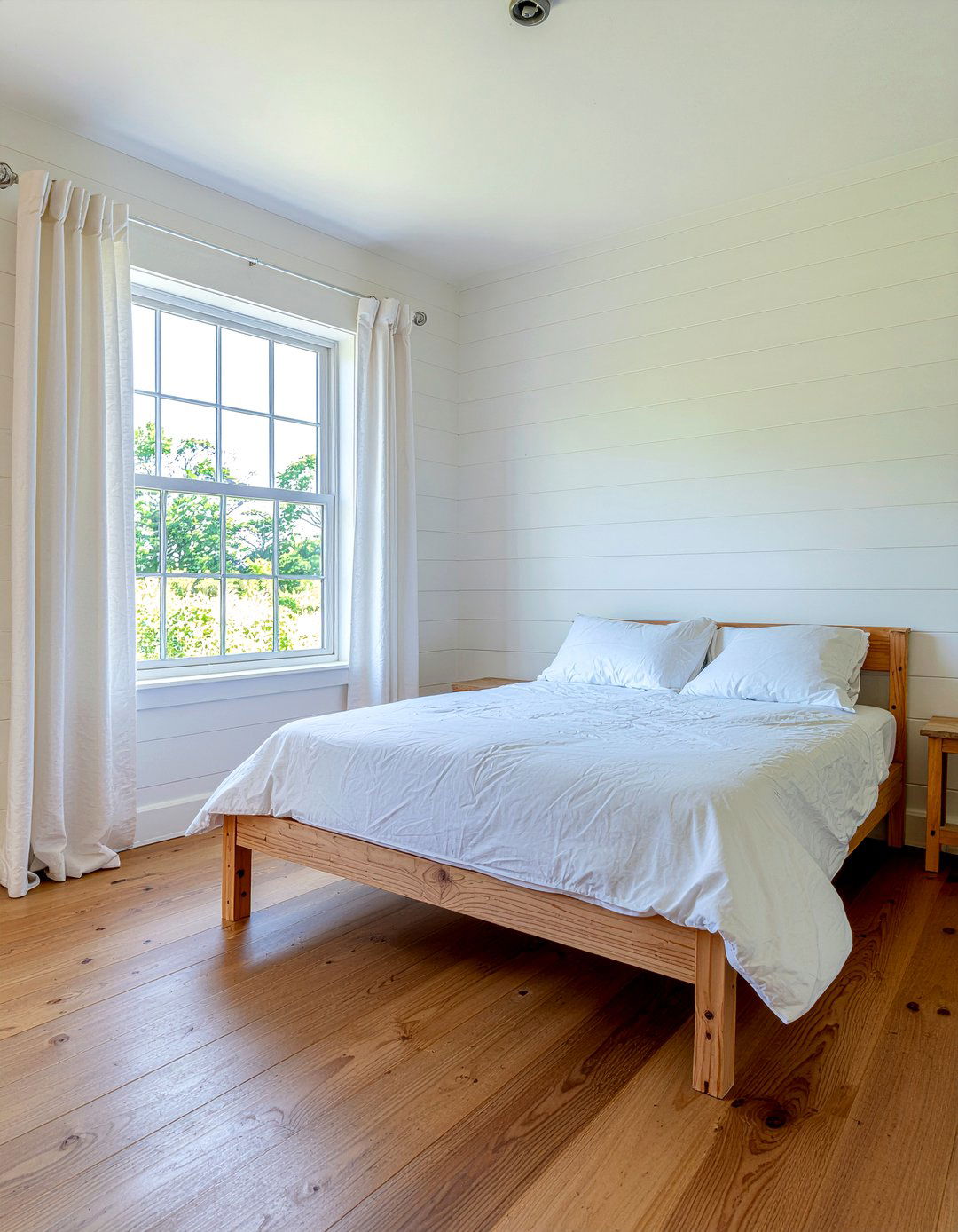 White shiplap walls - 30 New England bedroom ideas