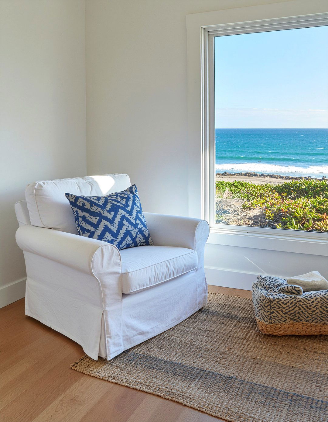 White slipcovered chair - 30 coastal bedroom ideas