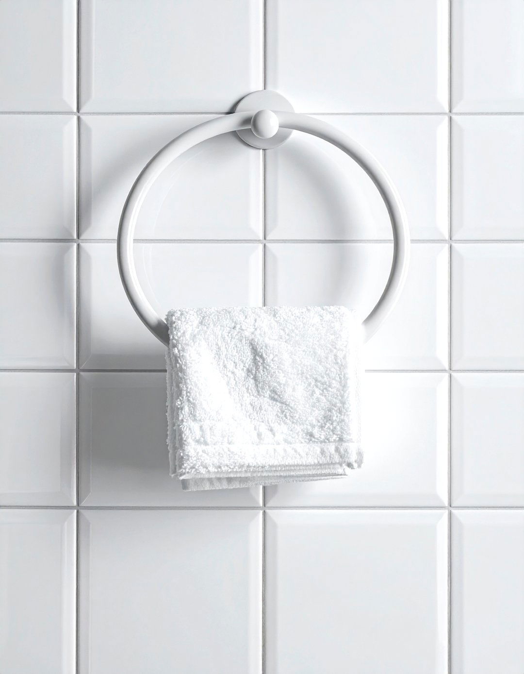 White towel ring holder - 30 white bathroom accessories ideas