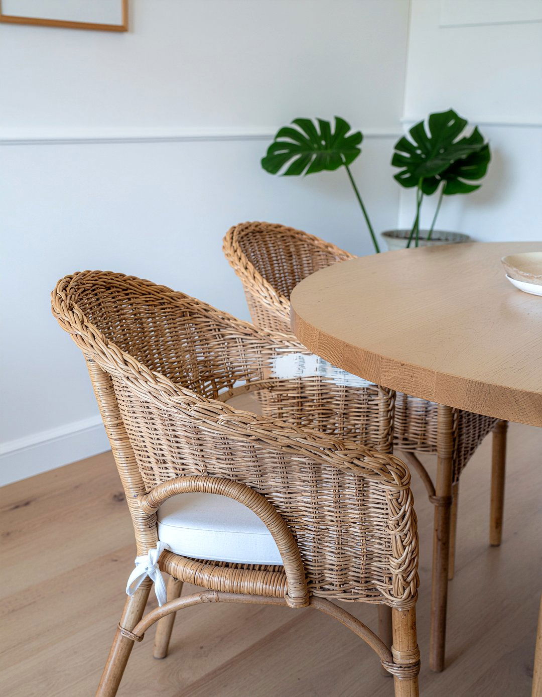 Wicker Dining Chairs - 30 English cottage dining room ideas