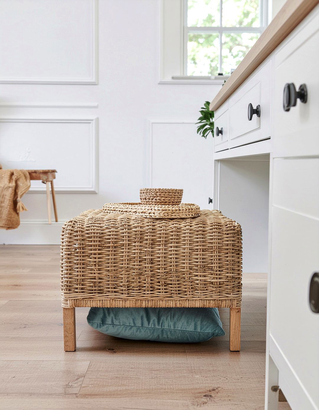 Wicker footstool - 30 wicker bedroom ideas