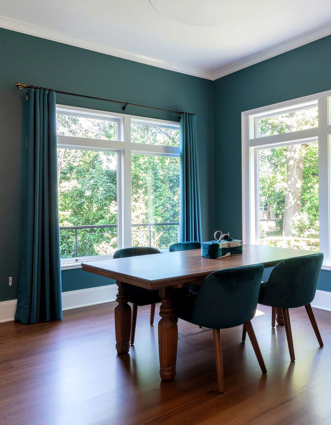 30 Dining Room Window Treatment Ideas for a Stylish Look