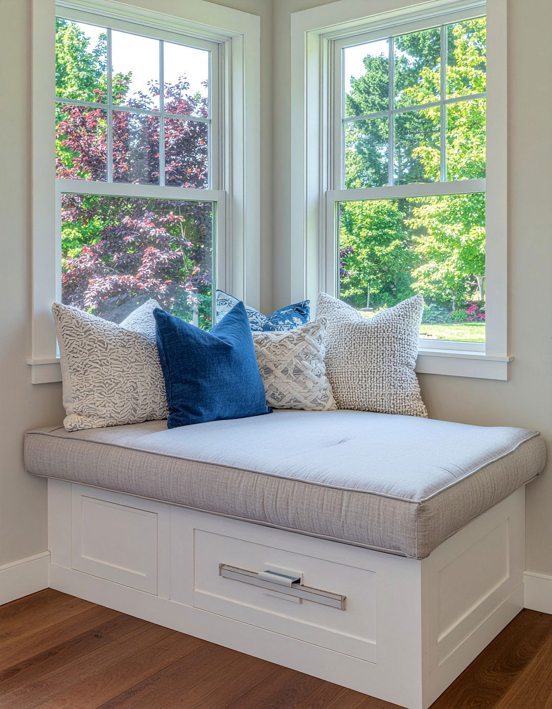 Window Seat - 30 bedroom remodel ideas