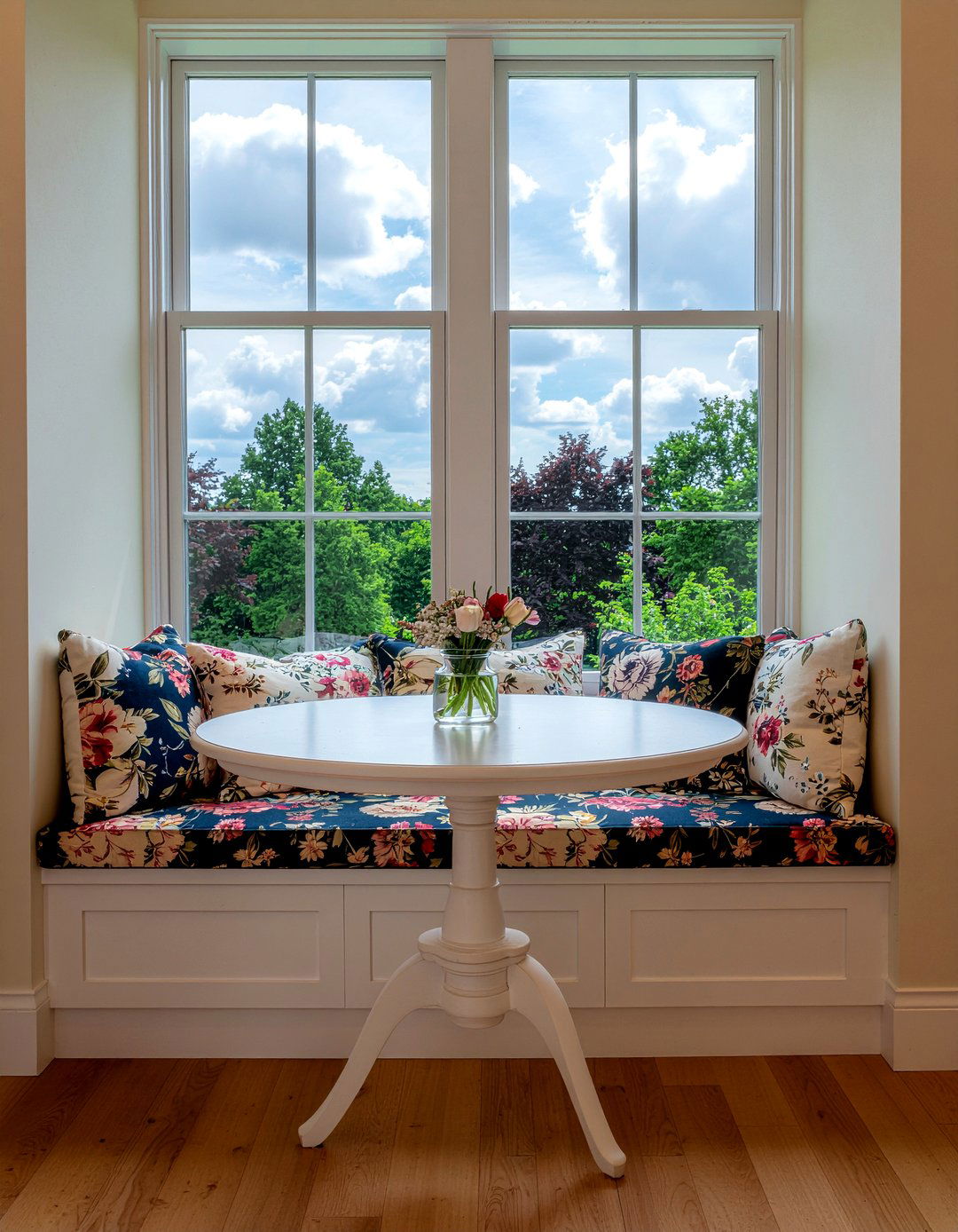 Window Seat Dining - 30 English dining room ideas
