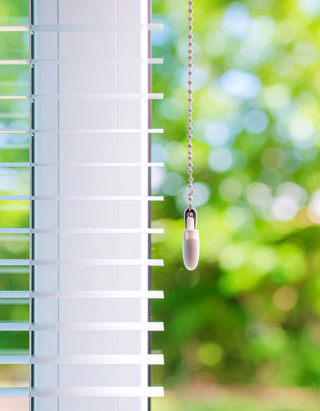 Window blind cord cleats - 30 baby proof living room ideas