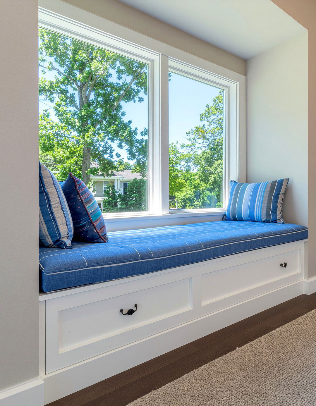 Window seat with storage - 30 New England bedroom ideas