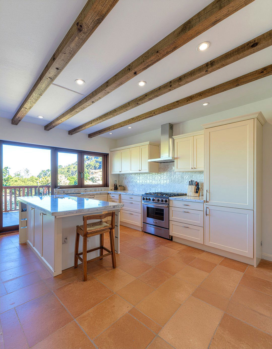 Wood Beam Ceiling - 30 La Cornue range kitchen ideas