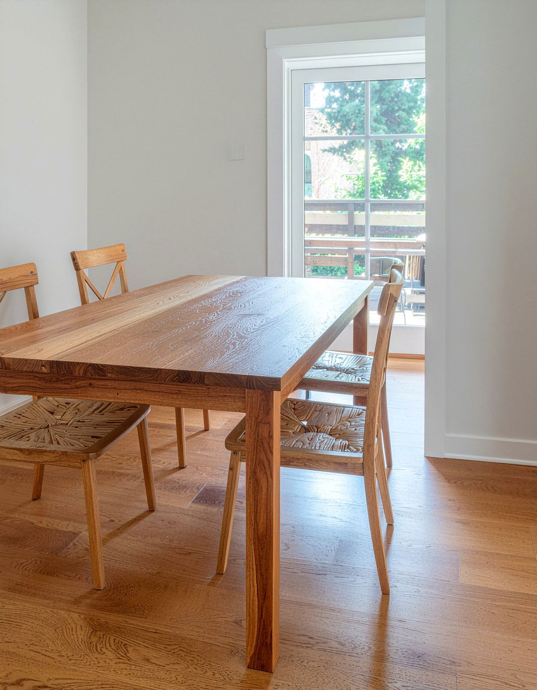 Wood Dining Table - 30 eye-catching dining room ideas