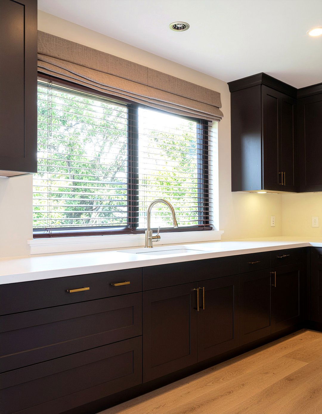 Wood Venetian Blinds - 30 kitchen window treatment ideas