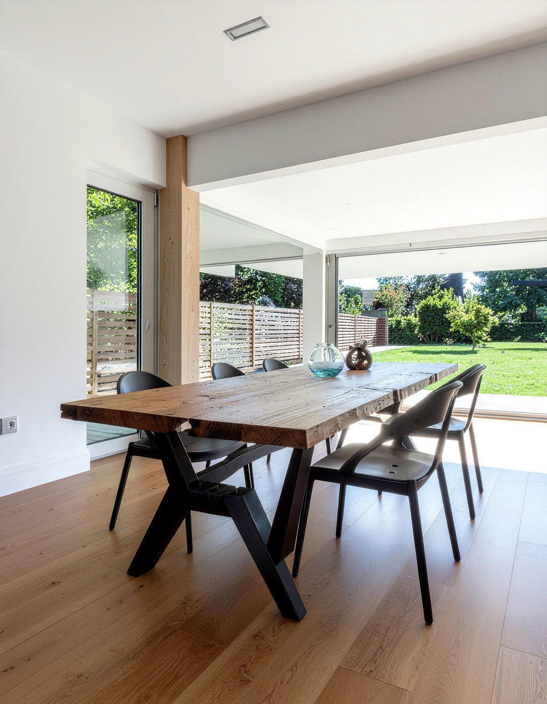 Wood and metal dining table - 30 dining room material mixing ideas