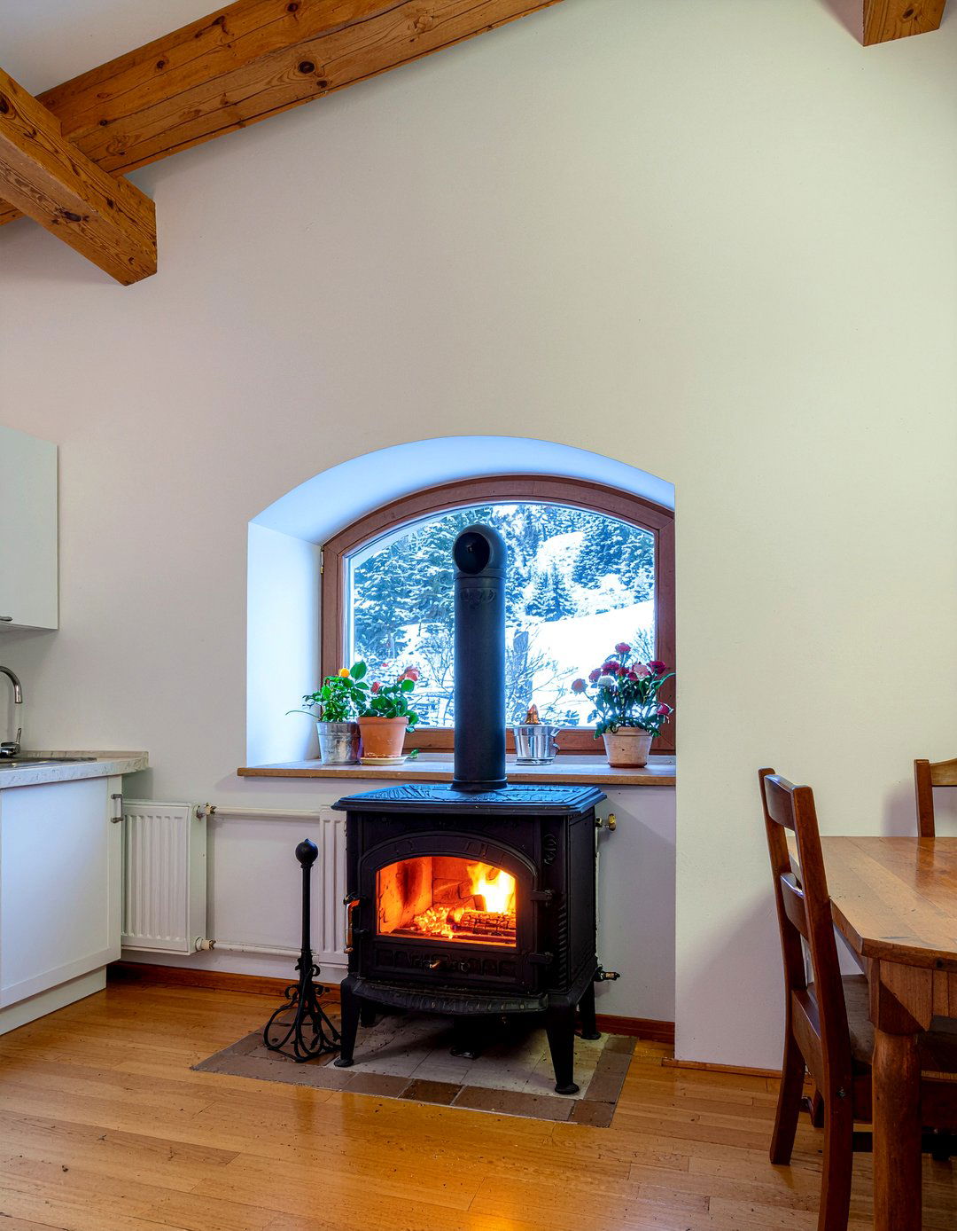Wood burning stove kitchen - 30 ski house kitchen ideas