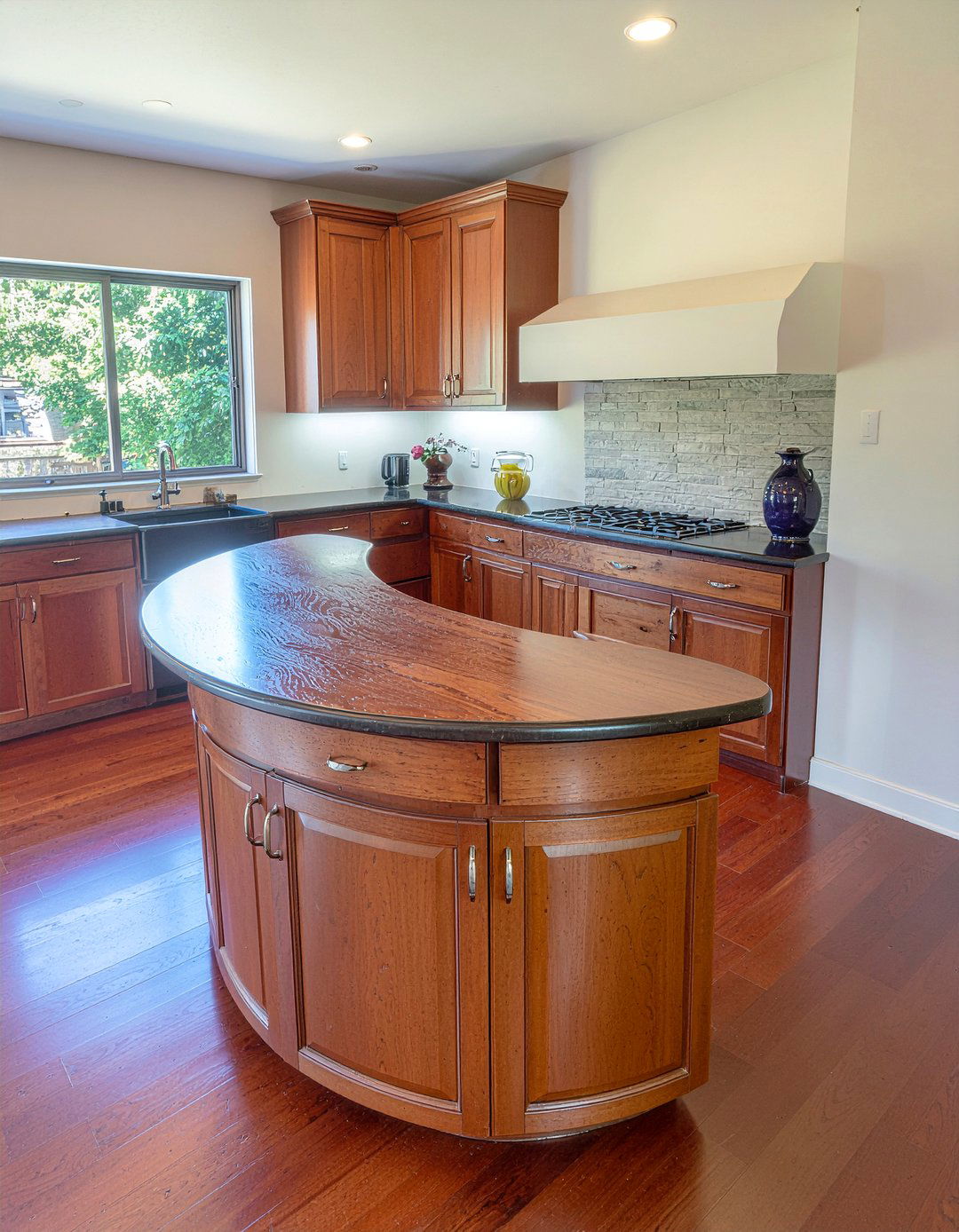 Wood curved island - 30 curved kitchen island ideas
