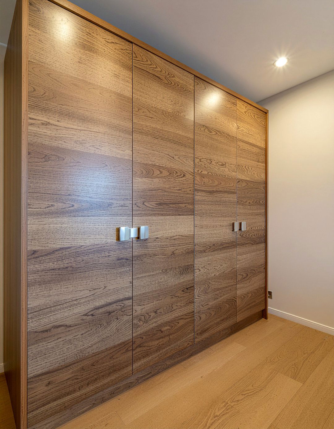 Wood grain finish - 30 bedroom reach-in closet ideas